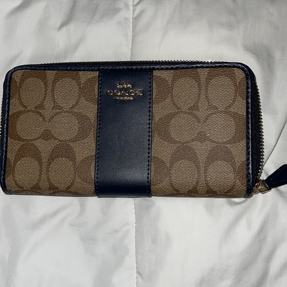 Brand new Coach wallet. never used. smoke free home - Picture 1 of 5